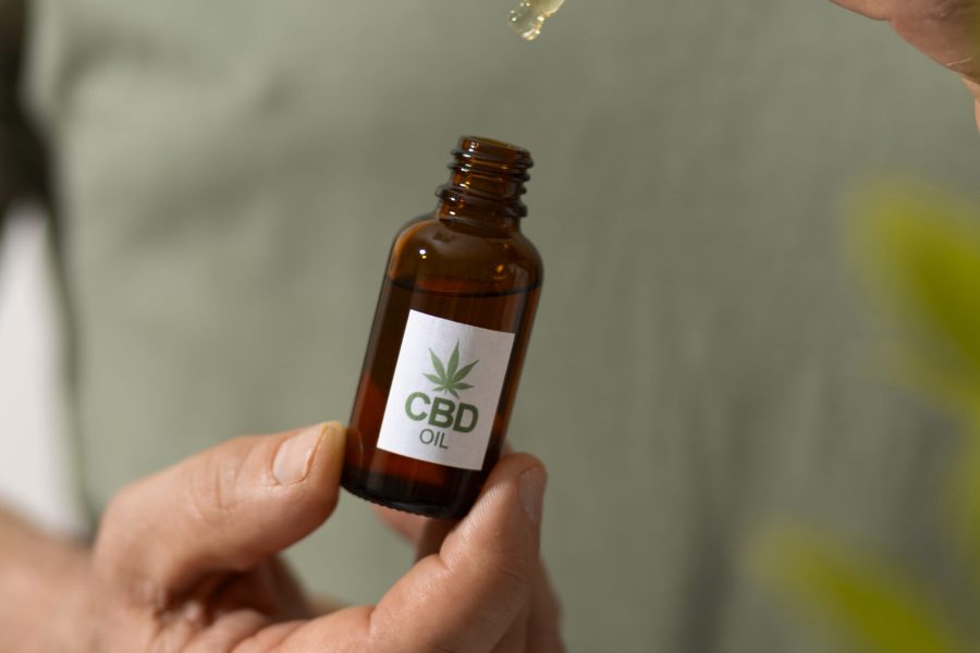 boomers-using-cbd-oil-cream-treating-body-pain